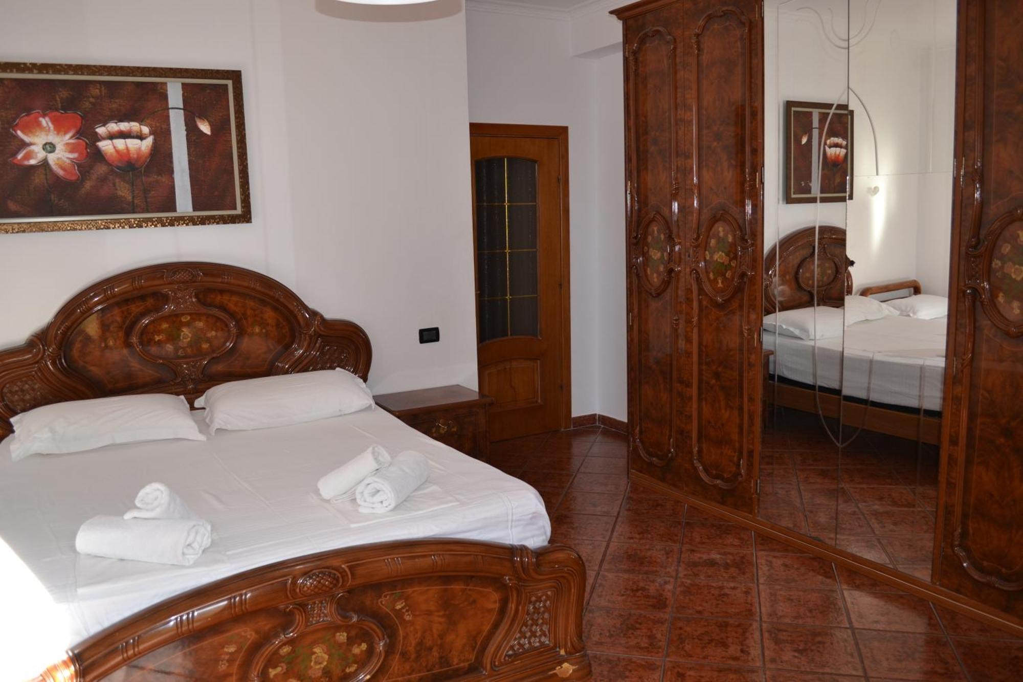 Central 5 Bedrooms Apartment Partial Seaview Vlorë エクステリア 写真