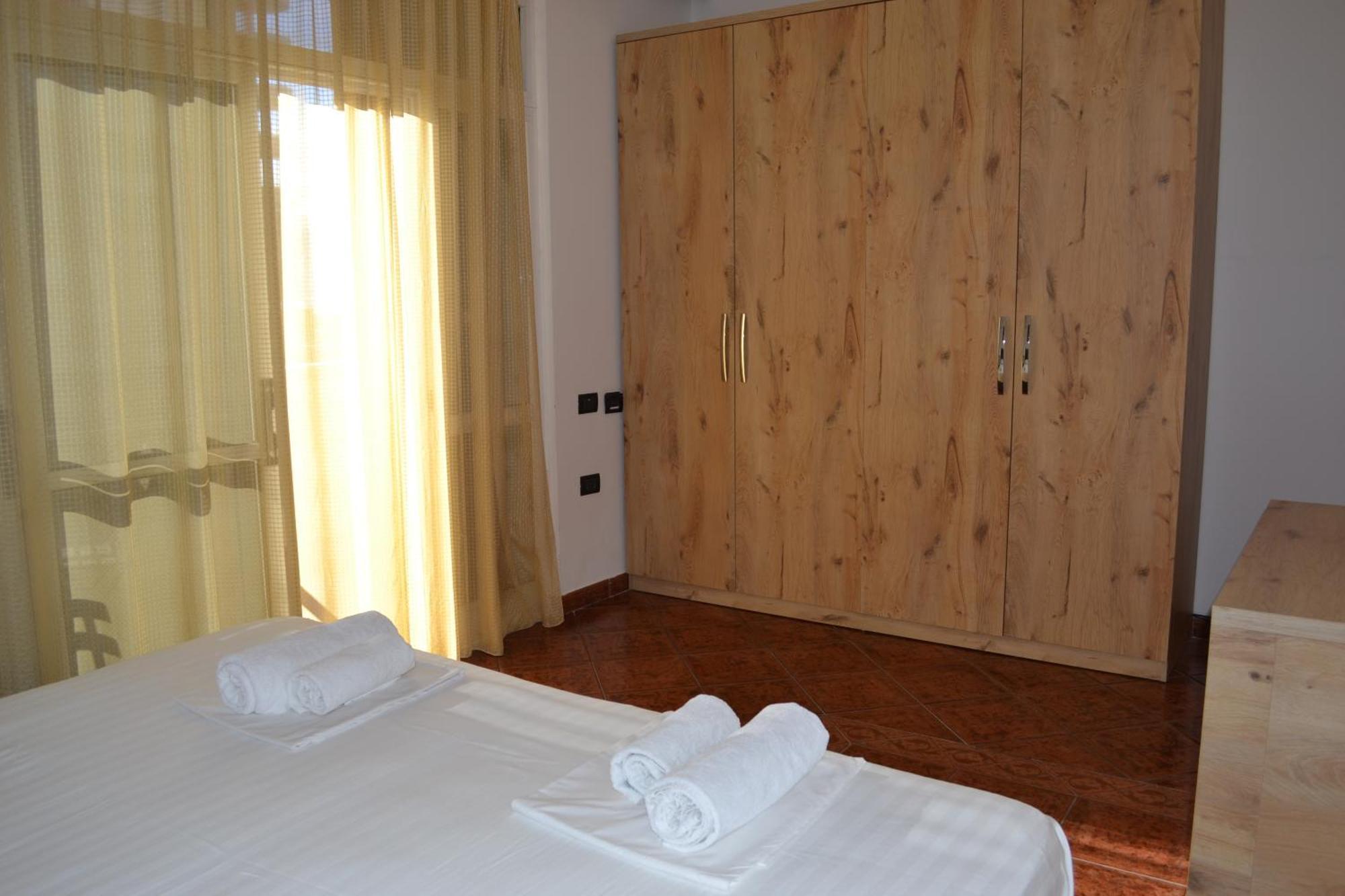 Central 5 Bedrooms Apartment Partial Seaview Vlorë エクステリア 写真