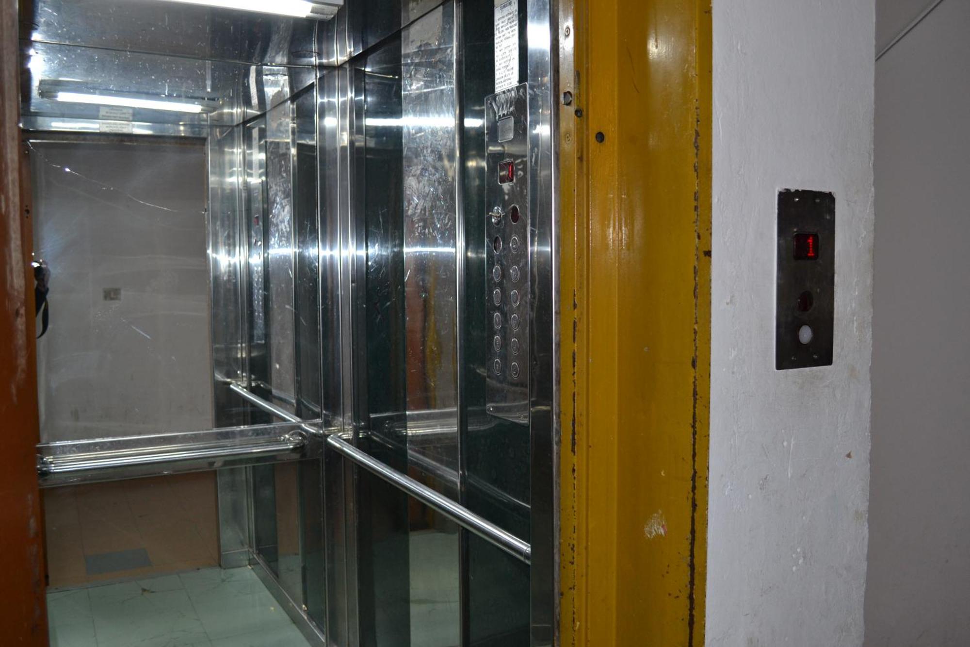 Central 5 Bedrooms Apartment Partial Seaview Vlorë エクステリア 写真