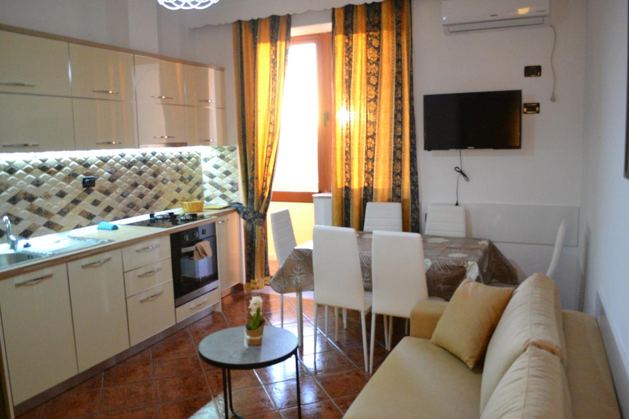 Central 5 Bedrooms Apartment Partial Seaview Vlorë エクステリア 写真